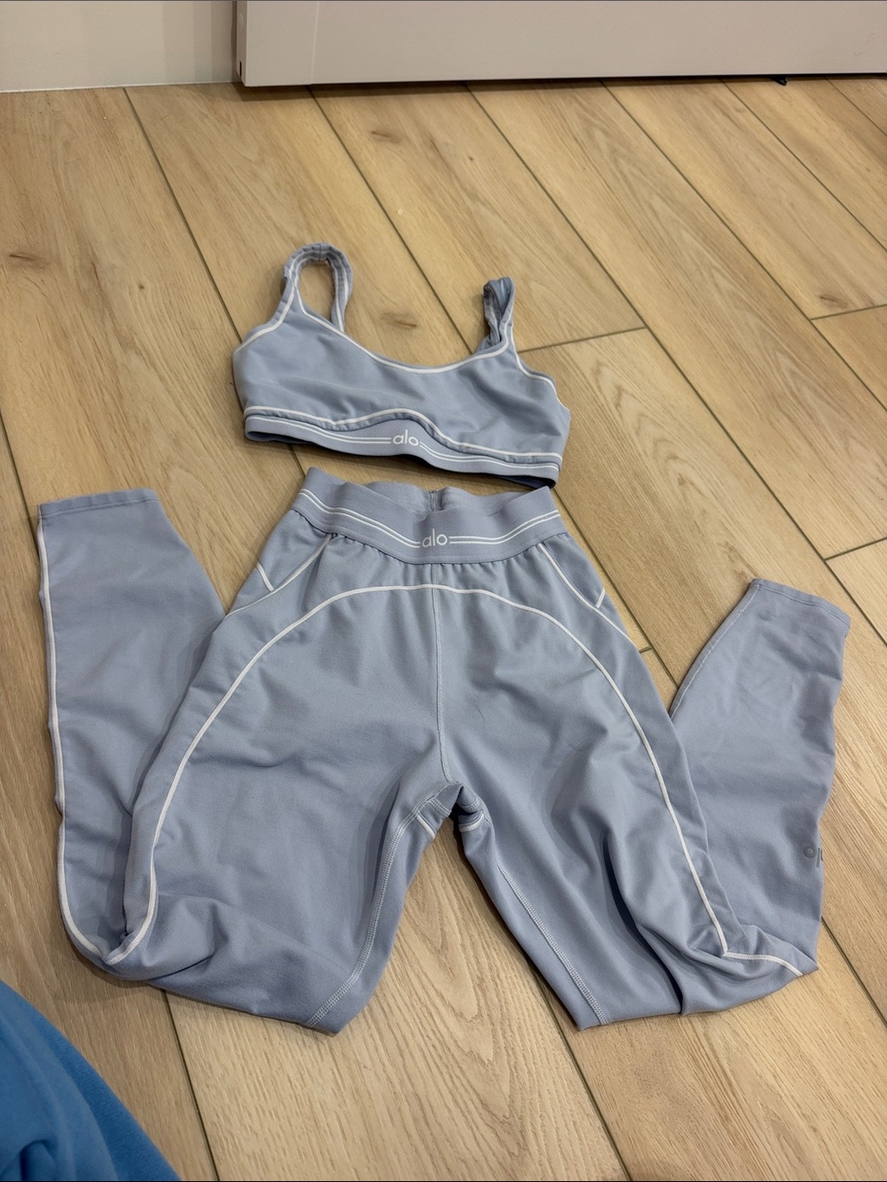 Alo yoga icy blue heartthrob sports bra and legging set!